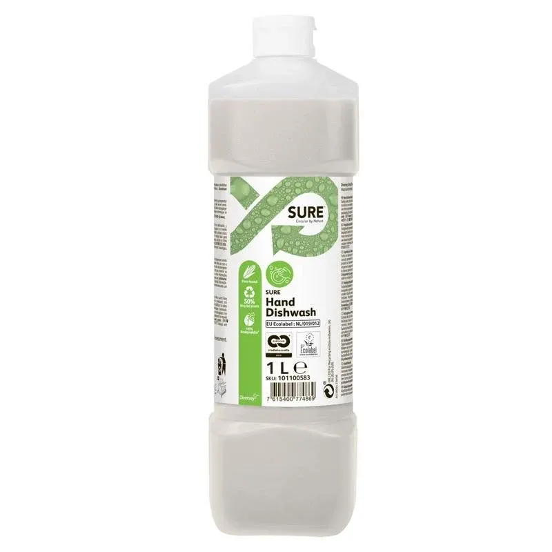 Eine 1-Liter-Kunststoffflasche SURE Hand Dishwash, Handgeschirrspülmittel von Diversey Deutschland GmbH & Co. OHG verfügt über einen weißen Verschluss und ein weiß-grünes Etikett, das auf „umweltfreundliche“, pflanzliche Inhaltsstoffe und effektive Fettentfernung hinweist.
