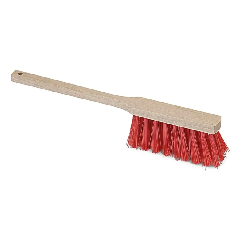 Der Nölle Profi Pinsel Langstielhandfeger Elaston, 43 cm, mit hellem Holzstiel und steifen roten Borsten, hat ein Aufhängeloch. Von Nölle Profi Brush Bürsten- & Pinseltechnik e.K. Abgebildet auf weißem Grund.