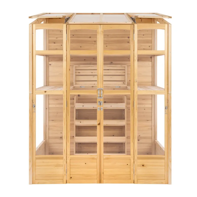 Klassisches Gewächshaus aus naturbelassenem Holz, mit großen Fenstern, stabilen Türen und offenen Regalen für Pflanzenpflege