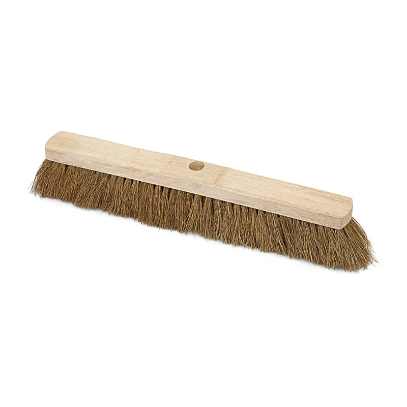 Die Nölle Profi Brush Saalbesen Natur-Kokos Sattelholz von Nölle Profi Brush Bürsten- & Pinseltechnik e.K. mit dicht gefüllten Kokosborsten und zentralem Stielloch ist auf weißem Grund abgebildet.