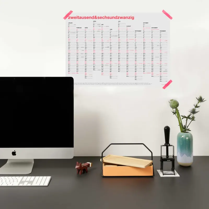 zweitausend&sechsundzwanzig - JAHRES-WANDKALENDER 2026 - Neon-Korall Schwarz Gold - A2 59x42 cm | rikiki