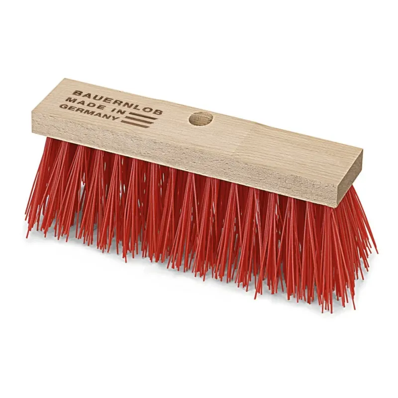 Der Nölle Profi Brush Straßenbesen Elaston Bauernlob von Nölle Profi Brush Bürsten- & Pinseltechnik e.K. hat einen Holzkopf mit dichten roten Elaston-Borsten, ein mittiges Griffloch und den Aufdruck "BAUERNLOB MADE IN GERMANY".