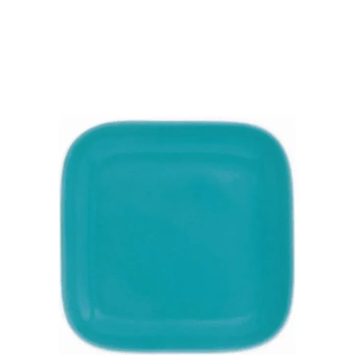 Ein quadratischer, flacher Teller in leuchtendem Türkisblau. Die Kanten sind leicht abgerundet und die Oberfläche glänzt, was auf ein glasiertes Material hinweist. Der Teller hat keine Muster oder Verzierungen und wirkt einfach und modern.