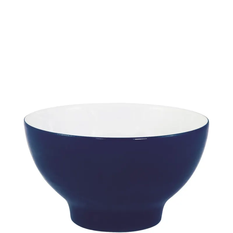 Eine tiefblaue Schale mit glänzender Oberfläche, die nach oben hin leicht erweitert und eine weiße Innenseite hat. Die Schale hat eine breite Öffnung und einen stabilen, runden Fuß. Ideal zum Servieren von Snacks oder Salaten. Der elegante Kontrast zwischen der blauen Außenseite und der weißen Innenseite verleiht der Schale einen modernen Look.