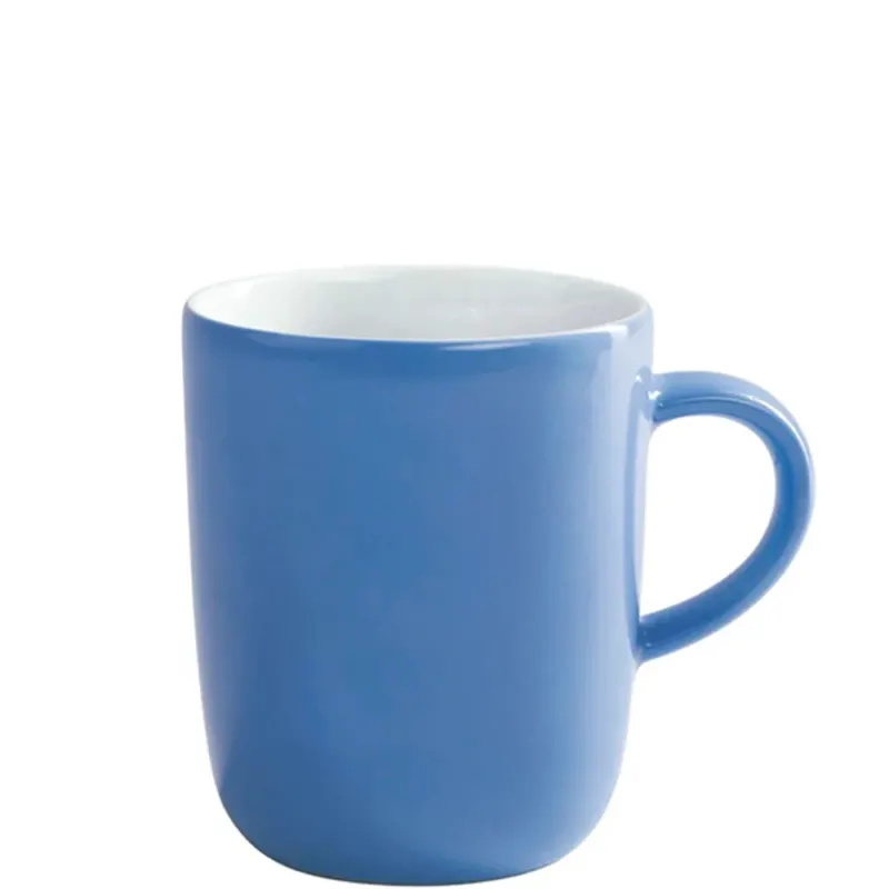 Eine blaue Kaffeetasse mit einem schlichten, modernen Design. Die Tasse hat eine gerade Form und einen runden Henkel, der sie zum Trinken bequem macht. Ihr Inneres ist weiß, während die Außenseite in einem kräftigen Blau gehalten ist. Die Tasse steht auf einer weißen Oberfläche, ideal für Kaffeegenuss oder auch als dekoratives Element.