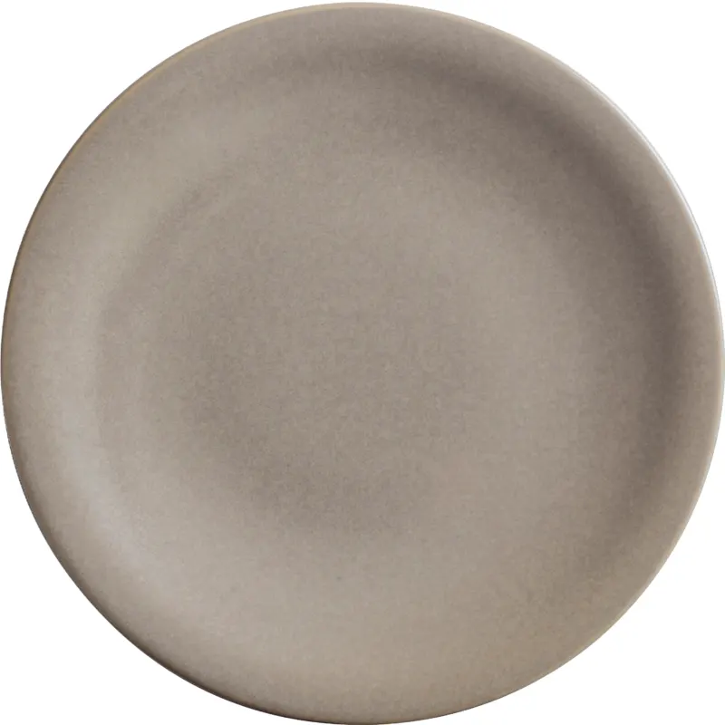 Ein runder, flacher Teller in einem schlichten, grauen Farbton. Die Oberfläche ist leicht mattiert und hat einen minimalen Glanz. Der Teller hat einen schmalen Rand und wirkt modern und elegant, ideal für eine stilvolle Tischdekoration oder alltägliches Geschirr. Der Fokus des Bildes liegt voll auf dem Teller ohne zusätzliche Dekorationen.