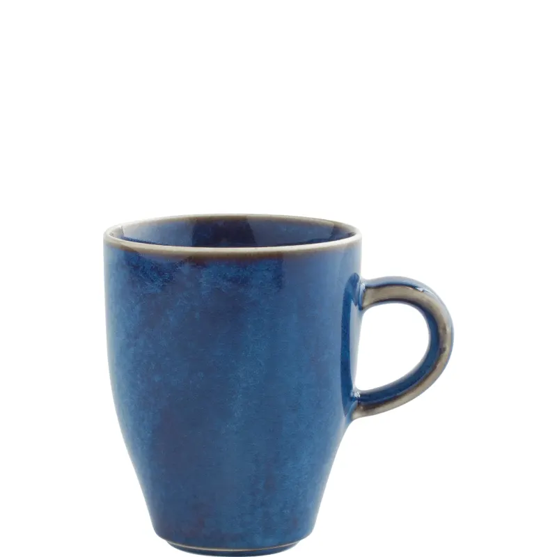 Ein blauer Keramikkaffeebecher mit leicht konischer Form und einem komfortablen, runden Henkel. Die Oberfläche ist glatt und glänzend, mit einem dunkelblauen Farbton, der an Meereswasser erinnert. Der Innenrand hat einen schmalen, leicht abgesetzten Rand in einer helleren Farbe. Der Becher steht auf einer glatten Oberfläche und wirkt ansprechend und modern.