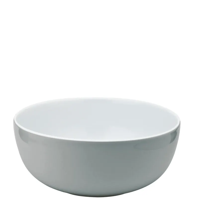 Ein schlichtes, rundes, weißes Keramikschüssel mit glatter Oberfläche und sanften Kanten. Die Innenseite der Schüssel ist glänzend, während die Außenseite eine matte Textur aufweist. Sie ist ideal für die Zubereitung und Servieren von Speisen, wie Salaten oder Snacks. Die Schüssel steht auf einem flachen Boden und hat eine breitere Öffnung, die eine ansprechende Präsentation der Inhalte ermöglicht.