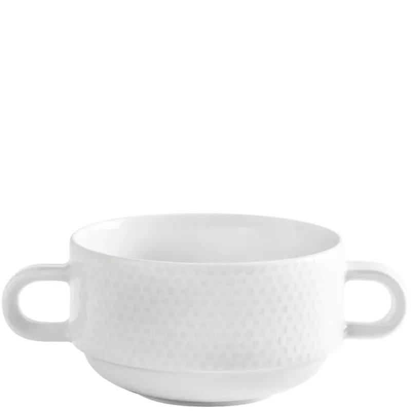 Eine weiße Porzellantasse mit zwei seitlichen Griffen. Die Tasse hat eine glatte, glänzende Oberfläche und ist mit einem dezenten, geometrischen Muster verziert. Der Innenraum ist schlicht und unifarben. Die Form ist rund und eignet sich für heiße Getränke oder Suppen. Die Tasse steht auf einem stabilen, flachen Boden.