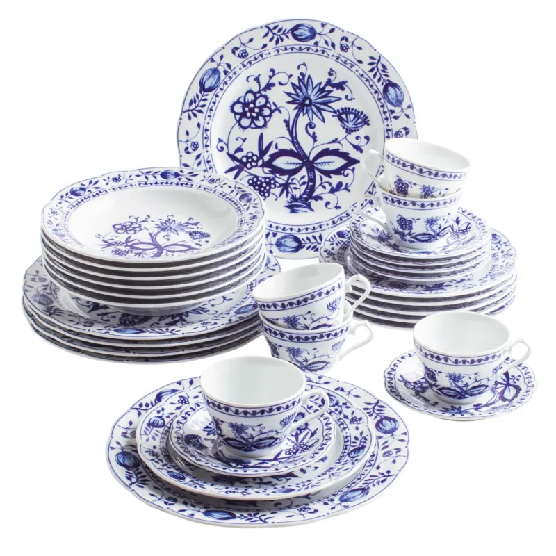 Ein Set aus feinem Porzellan mit blau-weißem floralem Muster. Das Geschirr umfasst große und kleine Teller, Suppenschalen und Tassen in unterschiedlichen Größen, die ordentlich gestapelt und arrangiert sind. Die zarten Motive sind detailliert und verleihen dem Geschirr einen eleganten Touch.