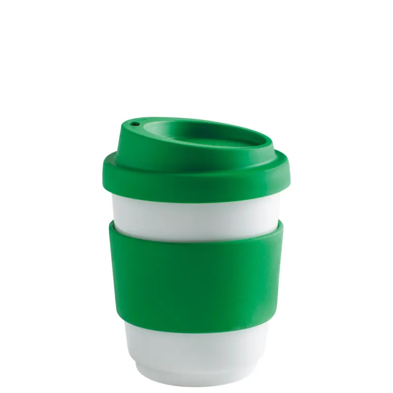 Ein wiederverwendbarer Kaffeebecher aus Kunststoff mit einem weißen Körper und einem grünen Silikonring sowie einem grünen Deckel. Der Becher hat eine moderne, schlanke Form, ideal für den Genuss von heißen Getränken unterwegs.