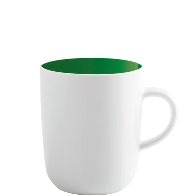Ein zylindrischer Kaffeebecher mit Henkel. Die Außenseite ist weiß und die Becherinnenseite ist dunkelgrün.