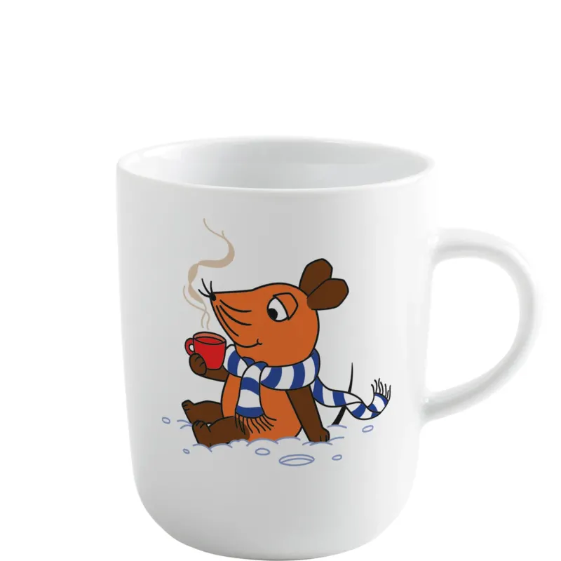 Eine weiße Tasse mit einer cartoonhaften Illustration eines kleinen Tieres, das in einem gestreiften Schal gehüllt ist. Es hält eine rote Tasse mit dampfendem Getränk in der Hand und lächelt, während es auf einer schneebedeckten Fläche sitzt. Kleine Schneeflocken und Wasserpfützen sind um das Tier herum abgebildet, was eine winterliche Atmosphäre schafft.