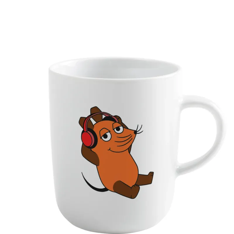 Eine weiße Tasse mit einem bunten, cartoonhaften Design eines Maulwurfs, der Kopfhörer trägt. Der Maulwurf hat einen entspannten Gesichtsausdruck, mit einem kleinen Lächeln und einer charakteristischen Körperhaltung. Die Tasse hat eine runde Form und einen stabilen Henkel.