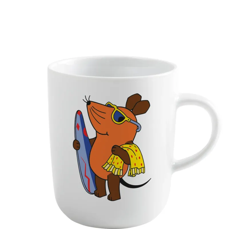 Eine Tasse aus weißem Keramik mit einem bunten Motiv. Darauf ist eine stilisierte Maus abgebildet, die eine Sonnenbrille trägt und ein Surfbrett sowie ein farbenfrohes Handtuch hält. Die Maus wirkt freundlich und lässig, geeignet für Strand- oder Urlaubsthemen.