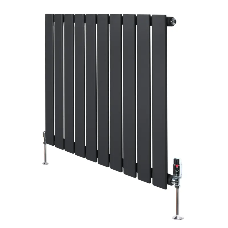 Flachheizkörper in Anthrazitgrau, 600mm x 700mm, mit schlanken, vertikalen Lamellen und modernen Ventilen, ideal für stilvolle Heizlösungen