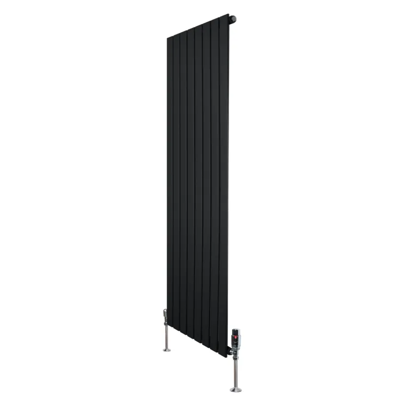 Flachheizkörper in Schwarz, 1600mm x 560mm, mit vertikalen Lamellen und modernen Ventilen, ideal für stilvolle Heizlösungen in jedem Raum