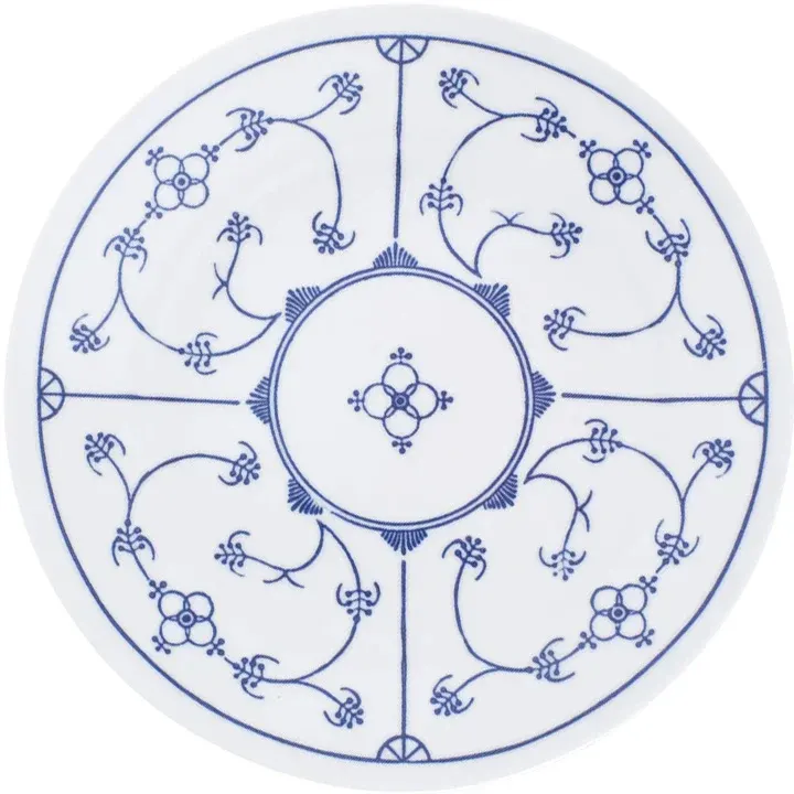Runder Teller aus weißem Porzellan mit blauer, floraler Musterung. Das Design zeigt einen zentralen Kreis, umgeben von vier symmetrischen Abschnitten, die mit stilisierten Blumen und geschwungenen Linien verziert sind. Der Teller hat einen schmalen Rand und zeichnet sich durch eine elegante, klassische Ästhetik aus. Ideal für Tischdekoration oder als Geschirrstück.