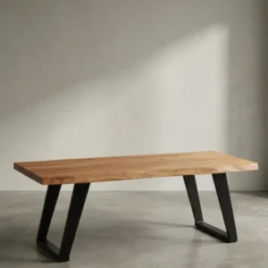 Frontansicht des Design-Wohnzimmertisches aus Akazie Massivholz mit charakteristischer Baumkante und stabilen schwarzen U-Form-Beinen, freigestellt._#sku_SAFWL7.284#