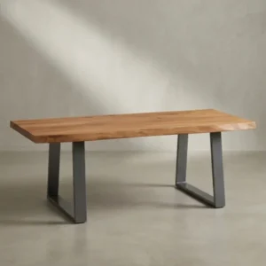 Moderner Sofatisch aus honigbrauner Akazie mit 4 cm dicker Naturkante und lackierten Eisenkufen freigestellt vor weißem Hintergrund._#sku_SAFWL7.282#