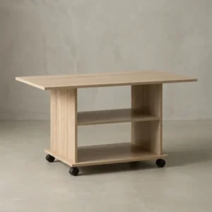 Rechteckiger Couchtisch 95x51x54 cm in heller Sonoma Eiche Optik freigestellt. Der rollbare Sofatisch besticht durch sein geradliniges Design und praktische Ablagefächer._#sku_BARWL5.739#