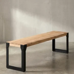 Seitenansicht der massiven Holzbank, die das klare Profil und die stabilen, rechteckigen Metallbeine des Industrial-Designs hervorhebt._#sku_SAFWL7.051#