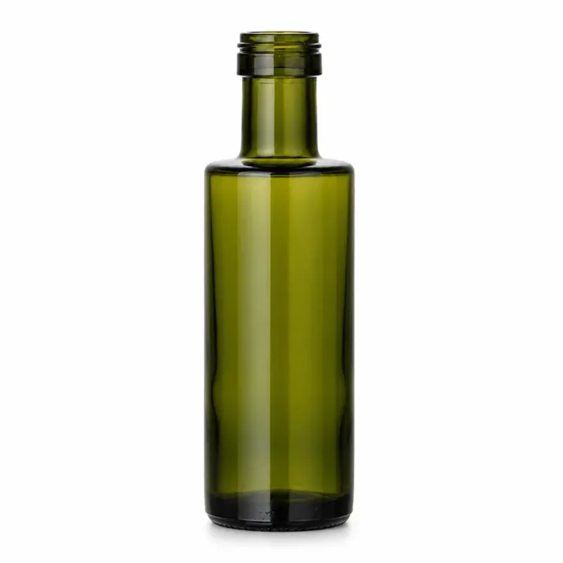 Freigestellte, olivgrüne Glasflasche mit zylindrischem Körper, kurzem Hals und Schraubmündung auf weißem Hintergrund