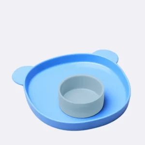 Kinderteller in Bärenform aus blauem Material mit hellblauer Schale