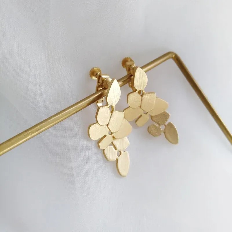 Elegant Timeless Leaf Retro Earrings - Image 0