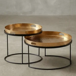 Schräger Blick auf den runden Satztisch aus Metall, der die unterschiedlichen Höhen (41cm und 33cm) und die edle Hammerschlag-Optik der goldenen Tabletts hervorhebt._#sku_BARWL6.461#