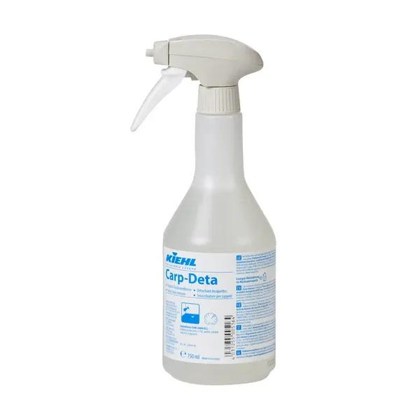 Eine Sprühflasche Carp-Deta Teppich-Fleckenentferner (750 ml) der Johannes Kiehl KG mit blauem Text und Anweisungen auf einem weißen Etikett sowie einer weißen Abzugsdüse, die für eine effektive Teppichreinigung und Fleckenentfernung konzipiert ist. Der Karton enthält 6 Flaschen.