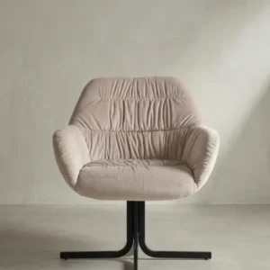 Schrägansicht des eleganten Cocktailsessels in Beige mit umschließender Rückenlehne und pulverbeschichteten schwarzen Beinen._#sku_SAFWL6.952#