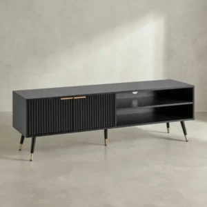 Schräge Seitenansicht der schwarzen TV-Kommode, die die Tiefe der offenen Fächer und das Design der schrägen Beine mit Goldkappen zeigt._#sku_SAFWL6.880#