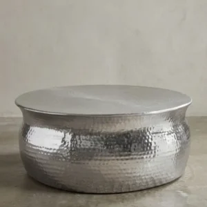 Silberner Couchtisch aus Metall in bauchiger Form freigestellt vor weißem Hintergrund. Der 31cm flache Loungetisch besticht durch sein orientalisches Struktur-Design._#sku_BARWL5.451#