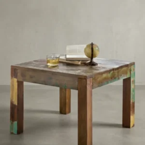 Frontale Perspektive des quadratischen Massivholz-Couchtisches auf neutralem Hintergrund. Die kompakten Maße von 60x47x60 cm und die markanten Blockbeine unterstreichen das geradlinige,_#sku_BARWL5.068#