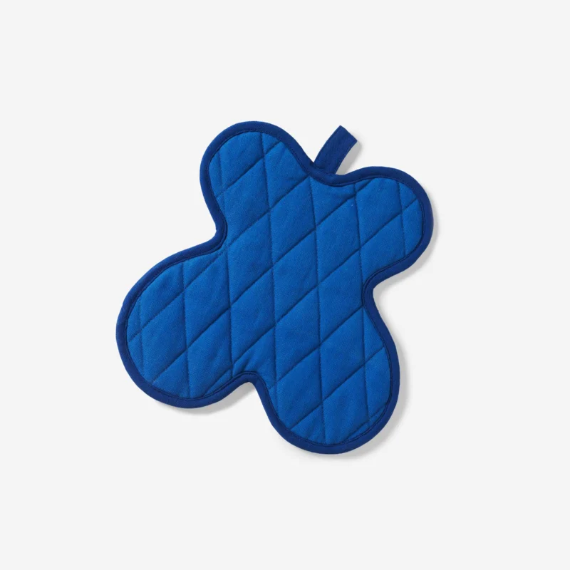 SERVING FRIENDS POT HOLDER - blauer Topflappen 25x25 cm - Selena Liu | Areaware