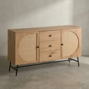 Frontansicht des Sideboards mit Eiche-Dekor, drei Schubladen und zwei Türen mit Rattan-Geflecht, freigestellt vor weißem Hintergrund._#sku_SAFWL6.894#