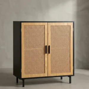 Die Kommode mit Rattan-Türen in einer 3/4-Ansicht von links, die die Tiefe des schwarzen Korpus und die schlanken Beine zeigt._#sku_SAFWL6.828#