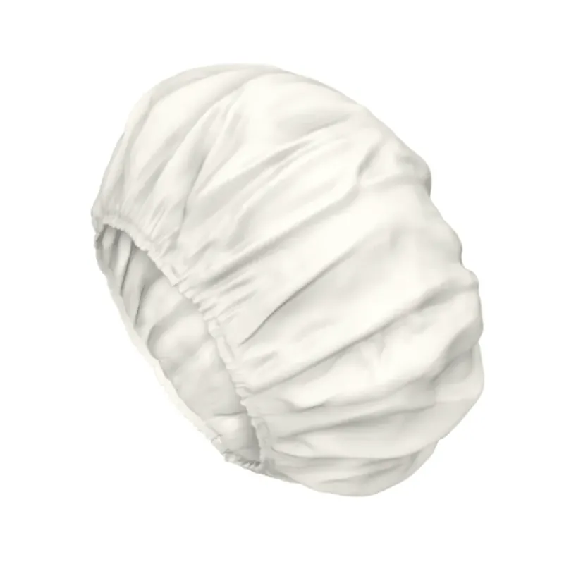 Eine weiße Satinhaube mit gerafften elastischen Kanten zum Schutz der Haare, die an die sanfte Pflege der TENA ProSkin Shampoo Cap Waschhaube erinnert.