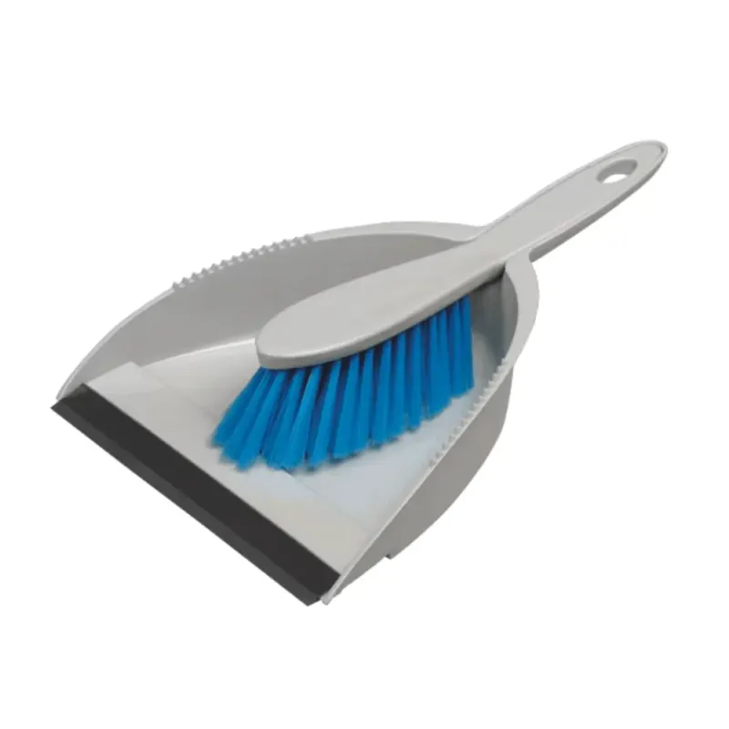 Die Vileda Professional Handkehrgarnitur der Vileda GmbH verfügt über eine graue Kehrschaufel mit blauen PET-Borsten und einer Gummilippe zum effektiven Aufnehmen von Schmutz, eine auf der Kehrschaufel aufliegende Bürste und einen Griff mit Loch zum einfachen Aufhängen.