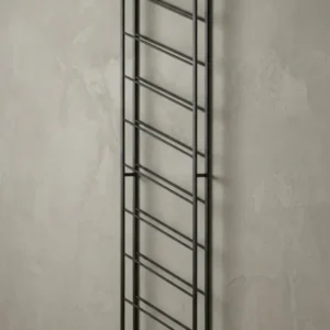 Dreiviertelansicht des hängenden Flaschenregals, die die Tiefe von 8 cm und die stabile Konstruktion aus pulverbeschichtetem Eisen für die Wandmontage verdeutlicht._#sku_BARWL6.686#