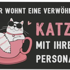 Bild: Fußmatte - Hier wohnt eine verwöhnte Katze mit ihrem Personal.