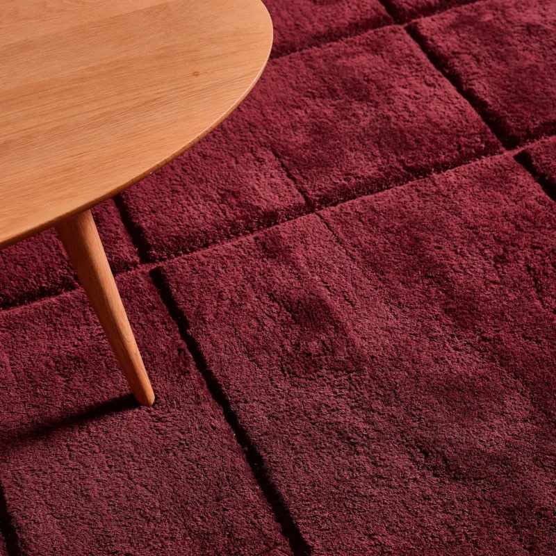 iconbydesign-tegel-nz-wool-rug-berry-red--SHARED--lifestyle-1_detail-texture-b.webp