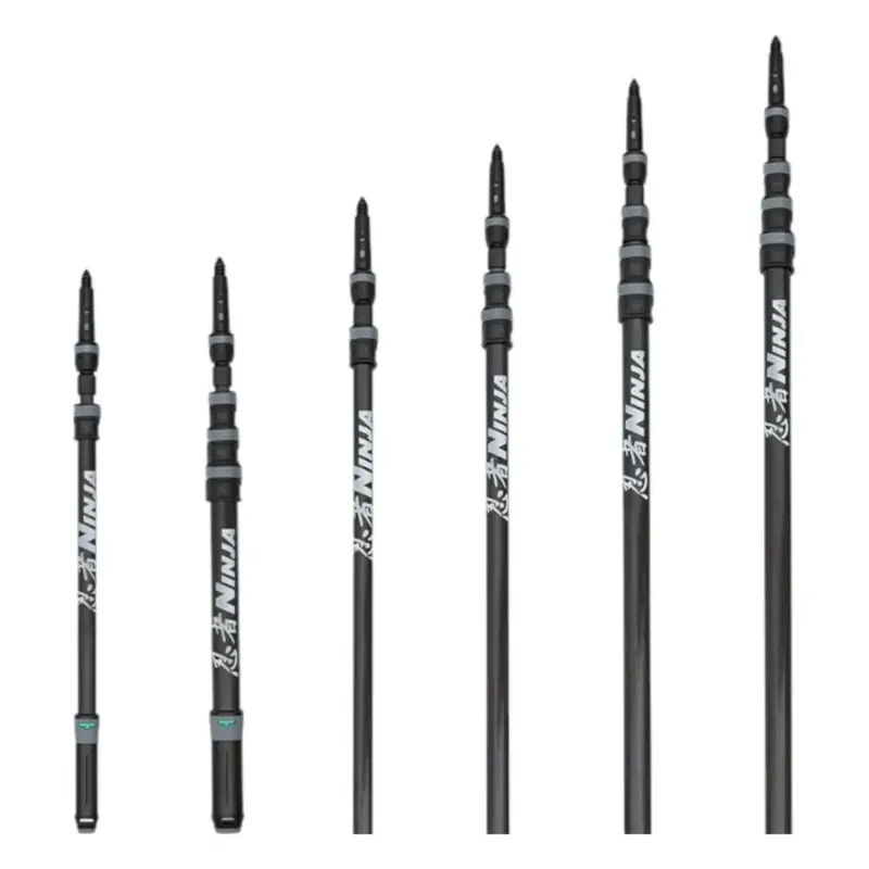 Schwarze ausziehbare carbon-teleskopstangen mit silbernem ninja-logo und grauen segmentverbindungen von unger